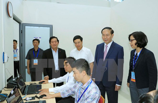 Chủ tịch nước Trần Đại Quang với cán bộ, phóng viên, biên tập viên TTXVN. (Ảnh: Nhan Sáng/TTXVN)