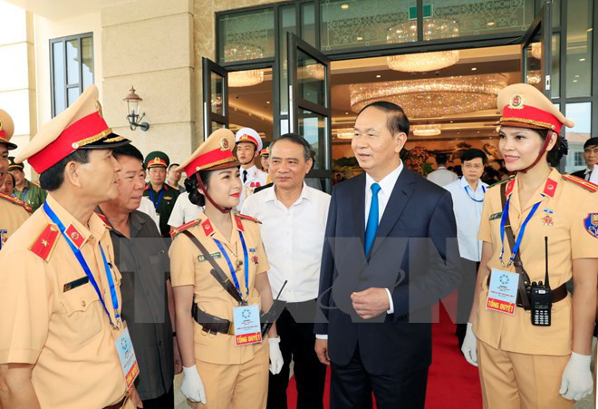 Chủ tịch nước Trần Đại Quang thăm hỏi các chiến sỹ Cảnh sát giao thông làm nhiệm vụ tại Tuần lễ Cấp cao APEC 2017. (Ảnh: Nhan Sáng/TTXVN)