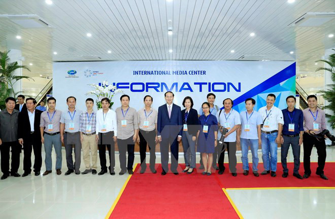 Chủ tịch nước Trần Đại Quang với cán bộ, phóng viên, biên tập viên TTXVN. (Ảnh: Nhan Sáng/TTXVN)