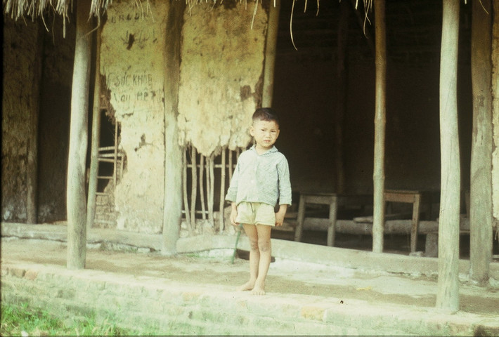 Câu học sinh nhỏ ở trường làng.