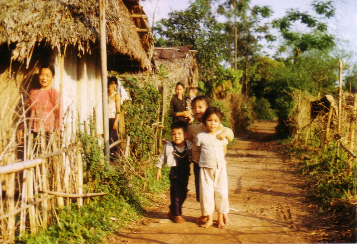 Những đứa trẻ tò mò khi được "ông Tây" chụp hình.