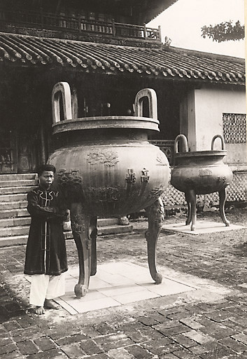 Cao đỉnh, chiếc đỉnh đầu tiên trong Cửu Đỉnh nhà Nguyễn, được đặt ở sân trước Thế Miếu. Ảnh: manhhai / Flickr.