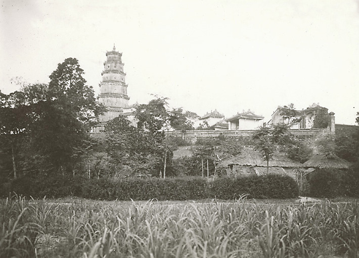 Chùa Thiên Mụ, ngôi chùa nổi tiếng nhất Cố đô Huế, nhìn từ xa. Ảnh: manhhai / Flickr.