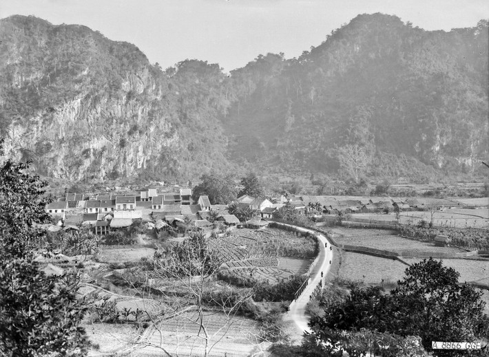 Khu vực trung tâm thị trấn Chợ Chu nhìn từ đồn lính bản xứ.