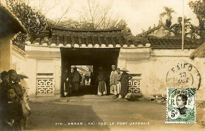 Lối vào Chùa Cầu, đầu thế kỷ 20. Ảnh: Manhhai / Flickr.