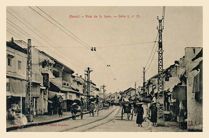 Nằm trên trục chính của phố cổ Hà Nội, phố Hàng Đào có đường tàu điện chạy qua. Ảnh: manhai / Flickr.