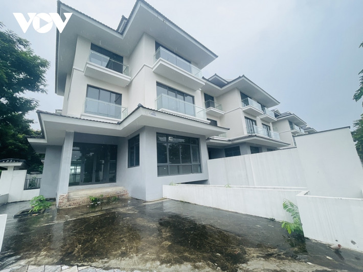 Chủ đầu tư đã xây dựng hoàn thiện mặt ngoài và bàn giao cho khách hàng từ cuối năm 2018. Tuy nhiên, đến thời điểm này, hàng trăm căn biệt thự vẫn trong tình trạng bị bỏ hoang.