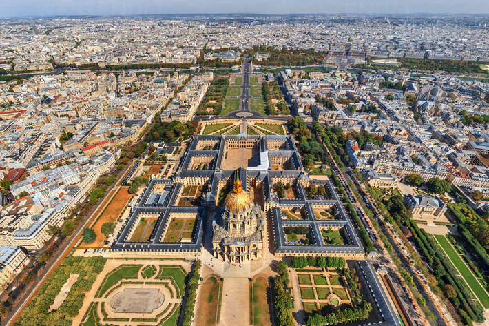 Điện Invalides được vua Louis XIV cho xây dựng vào cuối thế kỷ 17 làm bệnh viện quân đội hoàng gia. Ngày nay, Invalides tiếp tục duy trì một phần nhỏ cho chức năng dưỡng đường quân y, phần lớn dành cho bảo tàng vũ khí và lăng quân đội. Đây là nơi an nghỉ của hoàng đế Napoléon Bonaparte. Ảnh: Westend61.