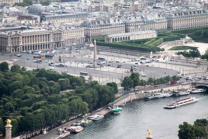 Quảng trường Concorde hay Cộng Hòa Trường là một trong những quảng trường nổi tiếng của Paris, nằm tại đầu phía Đông của đại lộ Champs-Élysées, ngay bên bờ sông Seine. Đây là quảng trường rộng nhất Paris, đứng thứ hai tại Pháp, sau quảng trường Quinconces ở Bordeaux. Ảnh: Wikipedia.