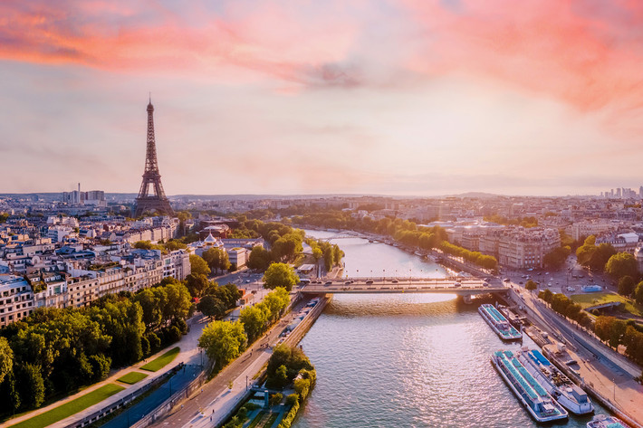 Tháp Eiffel là một công trình bằng thép nằm ở công viên Champ-de-Mars, bên sông Seine. Tòa tháp do Gustave Eiffel cùng các đồng nghiệp xây dựng nhân Triển lãm thế giới năm 1889, cũng là dịp kỷ niệm 100 năm Cách mạng Pháp. Đây là một trong những công trình kiến trúc nổi tiếng nhất toàn cầu. Ảnh: Windows Spotlight Images.