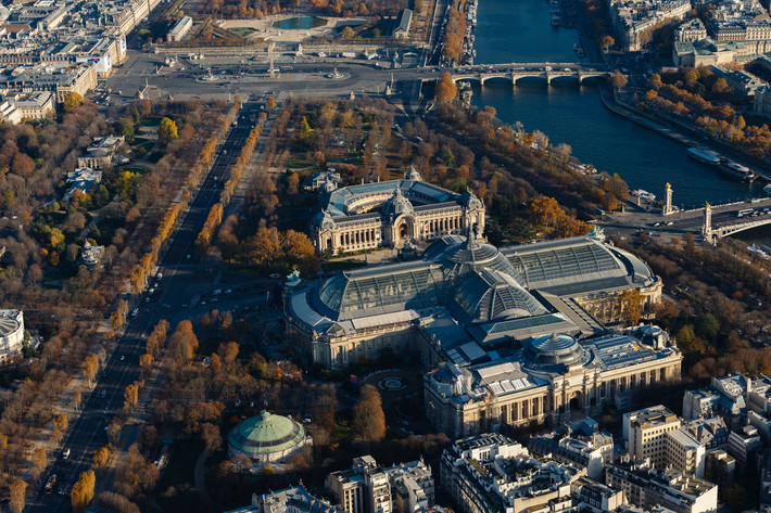 Nằm đối diện Cung điện lớn qua đại lộ Winston-Churchill, Cung điện nhỏ (Petit Palais) là một bảo tàng được mở cửa từ năm 1902. Bảo tàng Petit Palais hiện nay sở hữu nhiều tác phẩm nghệ thuật từ Cổ đại tới cuối thế kỷ 19. Ảnh: Yann Arthus-Bertrand.
