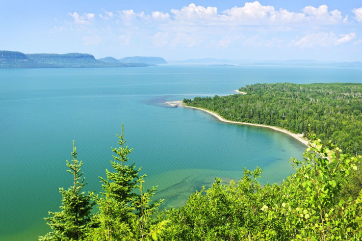 Nằm trong Ngũ Hồ ở biên giới Mỹ - Canada, hồ Superior hay hồ Thượng có diện tích mặt nước là 82.100 km2, là hồ nước ngọt lớn nhất trên thế giới.
