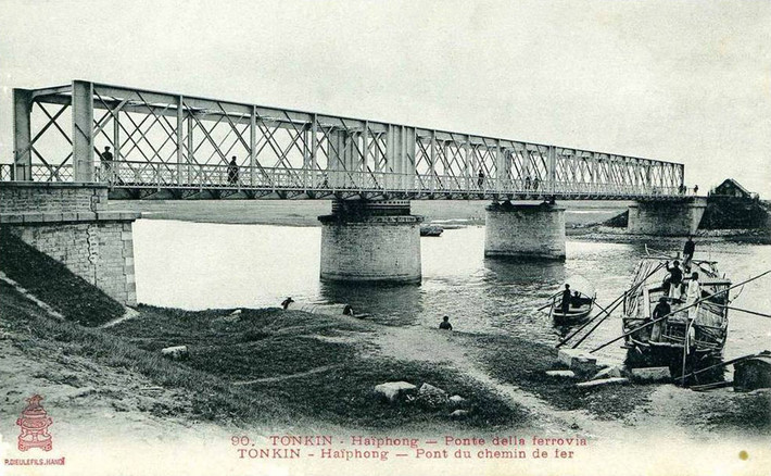 Từ cuối thế kỷ 19, chính quyền thuộc địa đã chọn Hải Phòng xây dựng cảng biển cùng tuyến đường sắt Hải Phòng đi Hà Nội, Lào Cai. Một loạt cầu thép được xây trên tuyến xe lửa này, trong đó có cầu Quay Hải Phòng.