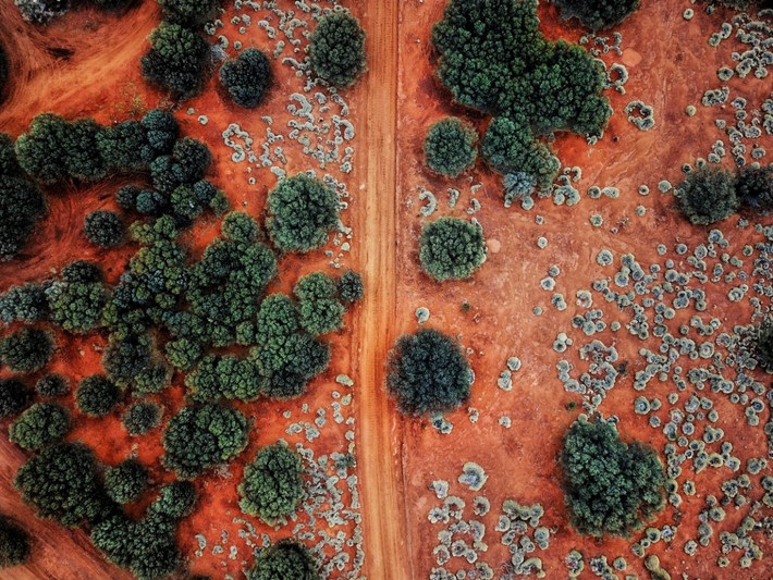 Vườn quốc gia Uluru-Kata Tjuta (Australia) cũng được Lonely Planet đánh giá là điểm đến hấp dẫn du khách. Một trong những trải nghiệm đáng giá khi đến Uluru-Kata Tjuta là khám phá núi thiêng Uluru. Uluru hay còn gọi là Ayers Rock, được coi là địa điểm thiêng liêng của bộ tộc Anangu, những người đã sống ở đó trong hơn 30.000 năm. Vườn quốc gia Uluru-Kata Tjuta cũng được UNESCO công nhận là Di sản Thế giới nhờ các giá trị về thiên nhiên, văn hóa.
