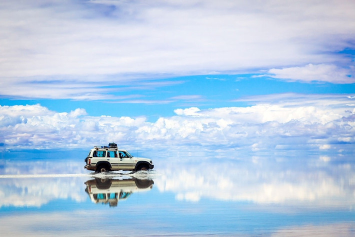 Trải dài khoảng 10.500 km2 trên độ cao 3.656 m ở cao nguyên Andean (Bolivia), Salar de Uyuni là cánh đồng muối lớn nhất thế giới. Nơi đây là điểm du lịch nổi tiếng nhất của Bolivia. Dạo bước trên cánh đồng muối lớn nhất thế giới, thỉnh thoảng du khách bắt gặp những ngọn núi lửa nằm rải rác, tạo thành các chấm đen nổi bật giữa khung cảnh trắng xóa. Nổi tiếng nhất trong số đó là ngọn núi được mệnh danh "ngôi nhà của người Inca". Thời điểm đẹp nhất để tham quan Salar de Uyuni là ngay sau mùa mưa (từ tháng 12 đến tháng 3). Trong thời gian này, mặt hồ có một lớp nước mỏng, tạo thành tấm gương lớn, phản chiếu vạn vật và mây trời.