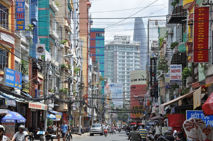 6. Phố Bùi Viện, TP HCM. Cả con phố này là một minh chứng cho sự phong phú về đời sống con người. Những người thuộc mọi tầng lớp xã hội đều thể hiện màu sắc chân thực của họ trong buổi sáng sớm.