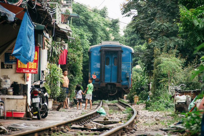 9. Đường tàu Hà Nội. Bạn sẽ cảm thấy thế nào nếu có đoàn tàu hỏa chạy ầm ầm qua cửa nhà bạn hai lần mỗi ngày? Đối với hàng trăm gia đình ở Hà Nội, đây chỉ là một phần cuộc sống hàng ngày của họ.