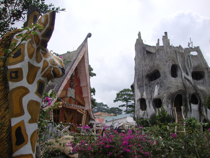 3. Ngôi nhà Điên ở Đà Lạt. Nhà Điên, Crazy House, hay biệt thự Hàng Nga là một công trình kiến trúc sáng tạo đem lại những trải nghiệm ảo giác cho du khách. Du khách có thể lưu trú tại những căn phòng có thiết kế khá kỳ dị ở đây.
