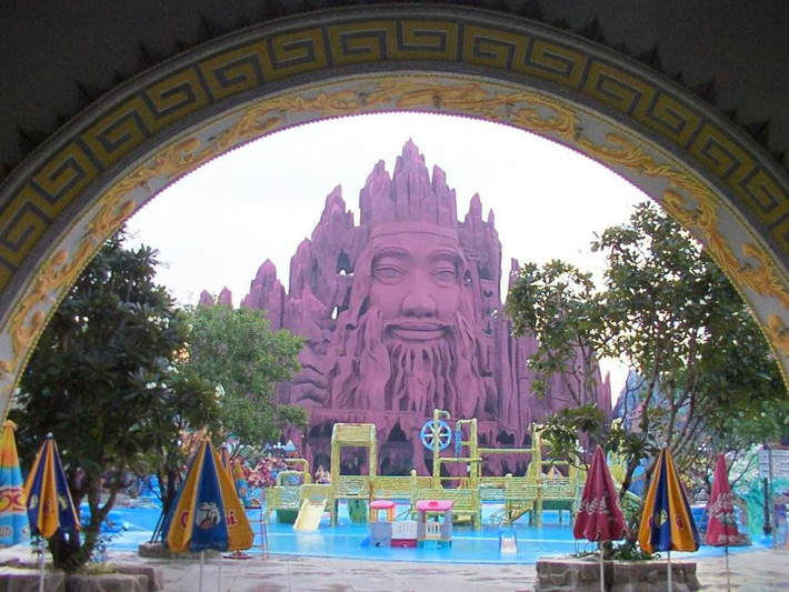 5. Công viên Suối Tiên, TP HCM. Các công viên chủ đề Thiên Chúa giáo phổ biến ở phương Tây, nhưng một công viên chủ đề Phật giáo thì quả là mới lạ. Công viên Suối Tiên là nơi lý tưởng để trải nghiệm điều này.