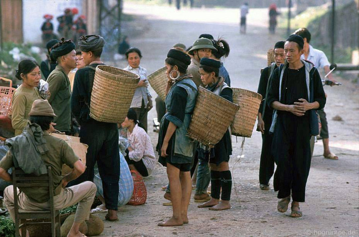 Với người H’Mông thế hệ sau sống ở vùng nhiệt đới châu Á, do không biết đến băng tuyết nên ngôn từ họ dùng để kể chuyện là “nước cứng” thay cho băng và “cát trắng mịn” thay cho tuyết.