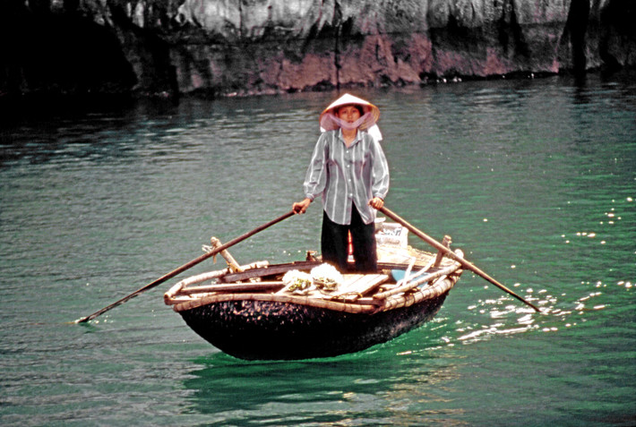 Người bán san hô lưu niệm cho khách du lịch trên vịnh Hạ Long.