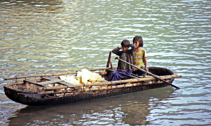 Trẻ em mưu sinh trên sóng nước.