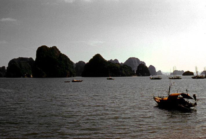 Một góc vịnh Hạ Long đầu thập niên 1990. Ảnh: Laurent KB.