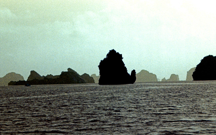 Hòn Ấm, một đảo đá có hình thù như cái ấm ở vịnh Hạ Long.