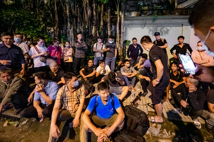 21h, xe cấp cứu liên tục ra vào bệnh viện. Hàng chục người lặng lẽ đứng bên ngoài cổng bệnh viện để nghe ngóng tin tức, chờ nhận dạng thân nhân trong vụ cháy.