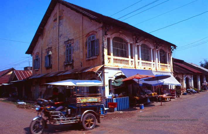 Công trình kiến trúc từ thời thuộc địa ở thành phố Savannakhet (nay là thành phố Kaysone Phomvihane), Lào năm 1998. Ảnh: Gunter Hartnagel/Flickr.
