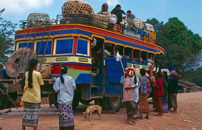 Xe buýt chạy tuyến Don Khong - Pakse.