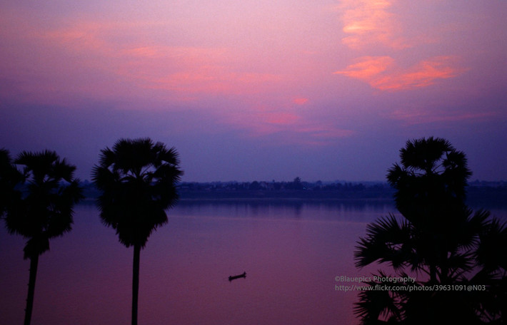 Hoàng hôn trên sông Mekong, đoạn chảy qua thị xã Tha Khaek. Bên kia sông là tỉnh Nakhon Phanom của Thái Lan.