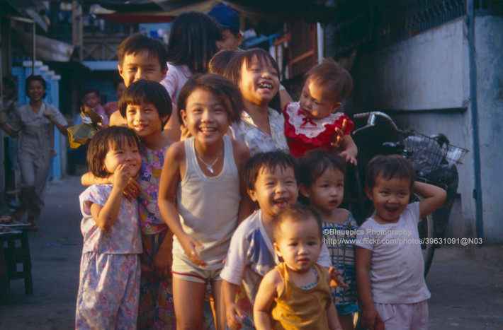 Nhóm trẻ em thích thú khi được "ông Tây" chụp hình.