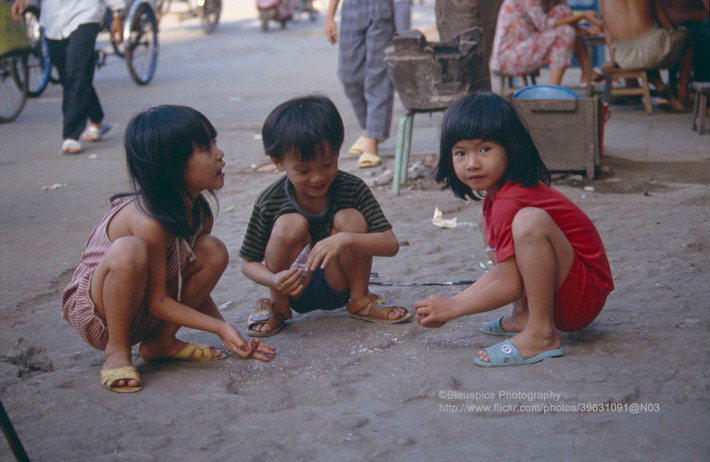 Những đứa trẻ chơi đùa ở gần phố Phạm Ngũ Lão, TP. HCM năm 1993. Ảnh: Gunter Hartnagel/Flickr.
