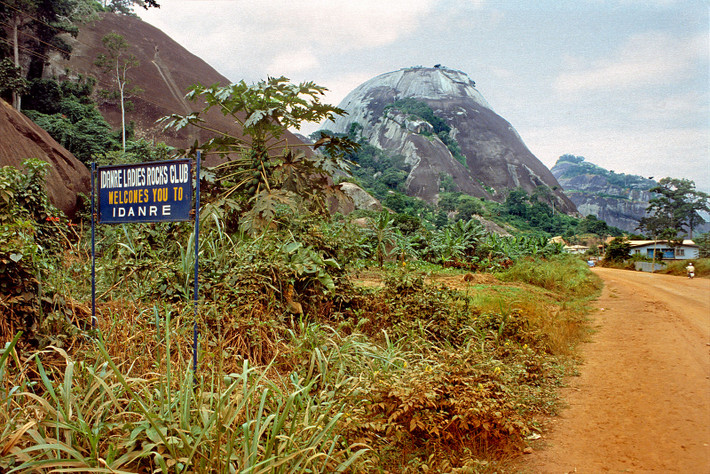 Con đường dẫn vào thị trấn Idanre.