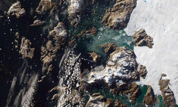 Tảng băng trôi nặng 11 tấn ở bờ biển Innaarsuit - một hòn đảo nhỏ ở Tây Bắc Greenland.