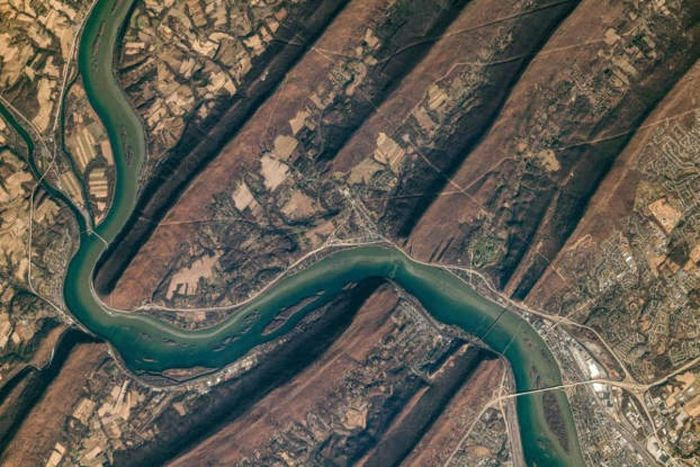 Trong ảnh là sông Susquehanna chảy qua dãy núi Appalachia. Bức ảnh này được các phi hành gia trên Trạm Vũ trụ Quốc tế (ISS) chụp.