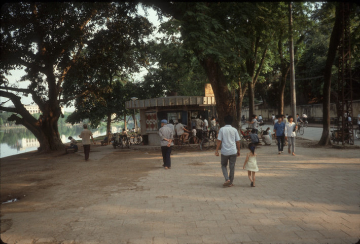 Hè phố Lê Thái Tổ, bờ hồ Hoàn Kiếm, Hà Nội năm 1989. Ảnh: Cemetery_gate_181 Flickr.