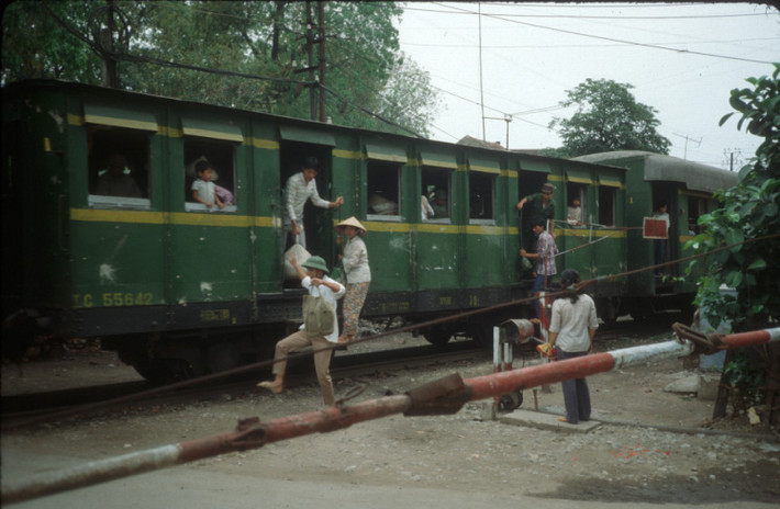 Tại một điểm chắn tàu.