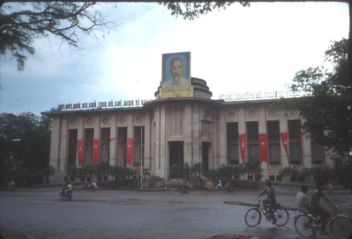 Phía trước trụ sở Ngân hàng Nhà nước Việt Nam.
