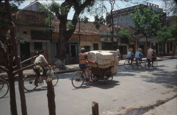 Xe đạp và xích lô trên đường phố.