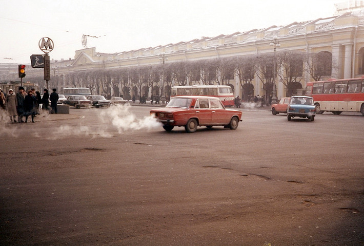 Những chiếc xe Lada trên đường phố Leningrad.
