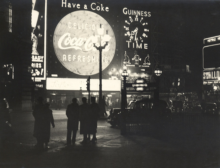 Buổi tối ở Vòng xoay Piccadilly, 1956.