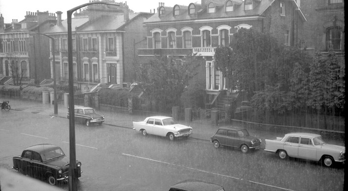 Ngày mưa trên đường Camden, thập niên 1960.