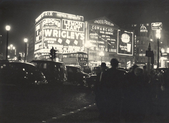 Buổi tối ở Vòng xoay Piccadilly, 1956.