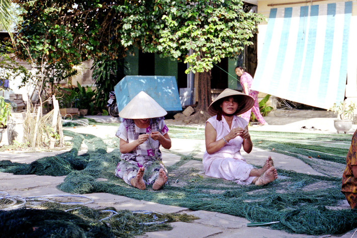 Ngư dân Nha Trang sửa lưới đánh cá.