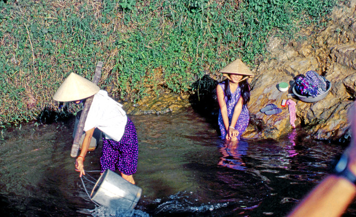 Bến nước ở miền quê Việt Nam.