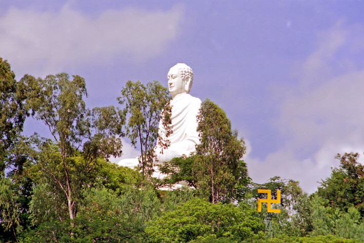 Tượng Phật Trắng của chùa Long Sơn, Nha Trang.