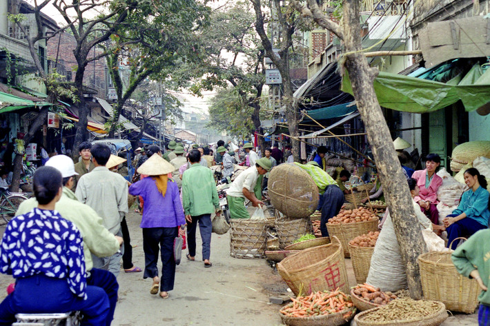 Trên phố Hàng Khoai, gần chợ Đồng Xuân, Hà Nội.