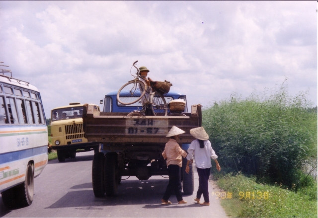Trên tuyến quốc lộ chạy qua miền quê Việt.